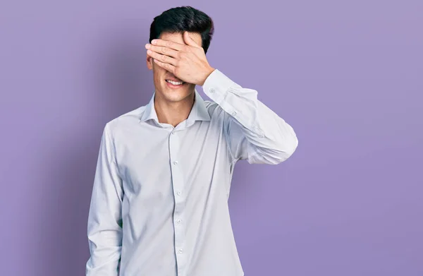 Νεαρός Ισπανόφωνος Επιχειρηματίας Που Φοράει Επαγγελματικά Ρούχα Χαμογελώντας Και Γελώντας — Φωτογραφία Αρχείου