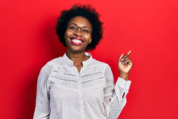 Ung Afrikansk Amerikansk Kvinna Bär Casual Kläder Och Glasögon Ler — Stockfoto