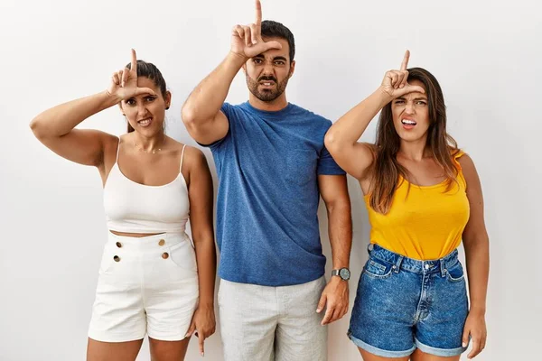 Skupina Mladých Hispánců Kteří Stojí Nad Izolovaným Pozadím Dělají Legraci — Stock fotografie