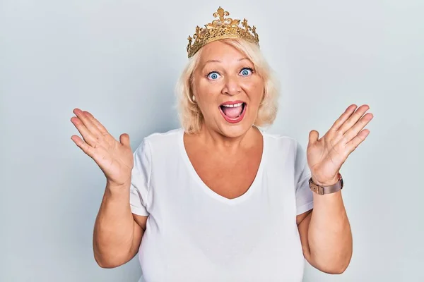 Keski Ikä Blondi Nainen Yllään Kuningatar Kruunu Juhlii Voittoa Onnellinen — kuvapankkivalokuva