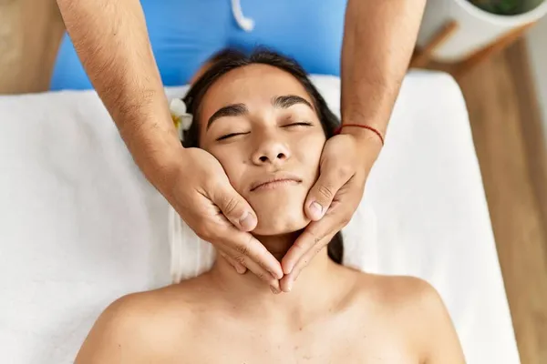 Latino Hombre Mujer Vistiendo Uniforme Fisioterapia Teniendo Sesión Rehabilitación Masajeando — Foto de Stock