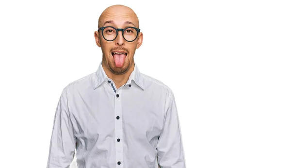 Kale Man Met Baard Draagt Zakelijke Shirt Bril Steekt Tong — Stockfoto