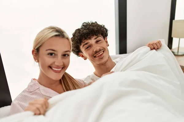 Jovem Lindo Casal Deitado Cama Cobrindo Com Cobertor Casa — Fotografia de Stock