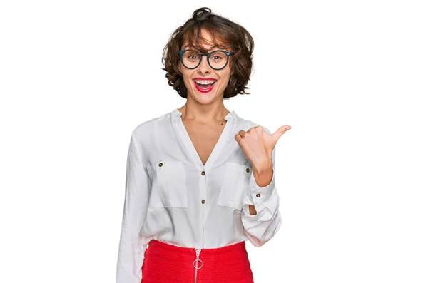 Junge Hispanische Frau Mit Businessstil Und Brille Die Mit Glücklichem — Stockfoto