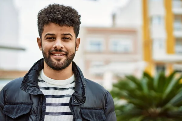 Giovane Arabo Uomo Sorridente All Aperto Alla Città — Foto Stock