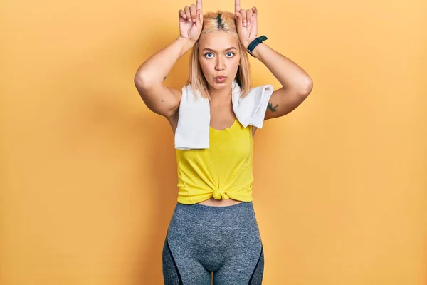 Vacker Blond Sport Kvinna Bär Träningskläder Gör Rolig Gest Med — Stockfoto