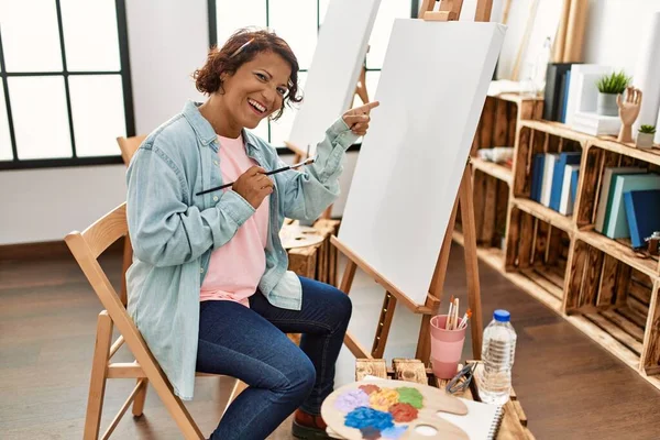 Mulher Hispânica Meia Idade Estúdio Arte Pintura Tela Sorrindo Feliz — Fotografia de Stock