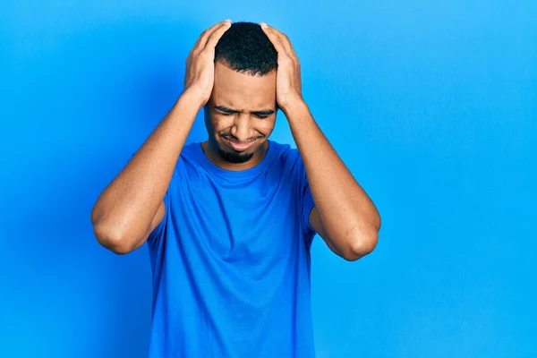 Ung Afrikansk Amerikan Man Bär Casual Blå Shirt Lider Huvudvärk — Stockfoto