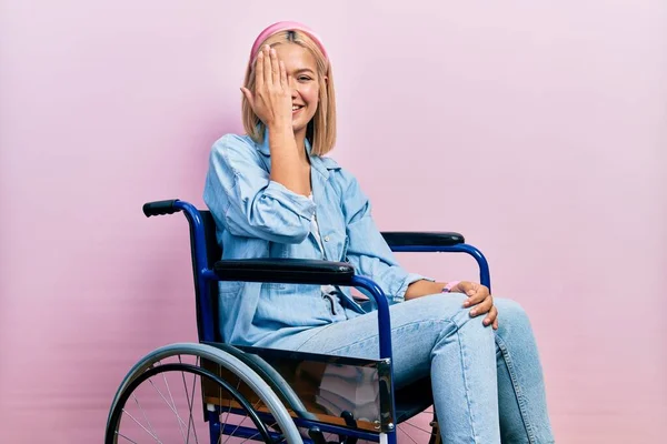 Krásná Blondýnka Sedící Invalidním Vozíku Zakrývající Jedno Oko Rukou Sebevědomý — Stock fotografie