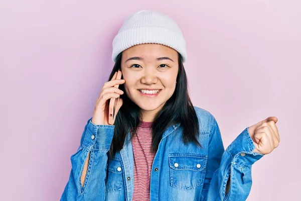 Joven Chica China Teniendo Conversación Hablando Teléfono Inteligente Gritando Orgulloso —  Fotos de Stock