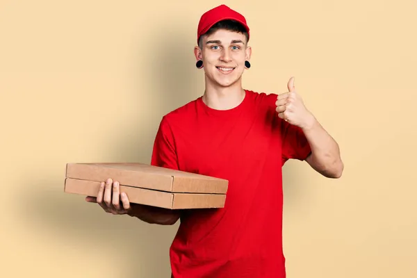 Jovem Caucasiano Com Orelhas Dilatação Segurando Entrega Caixa Pizza Sorrindo — Fotografia de Stock