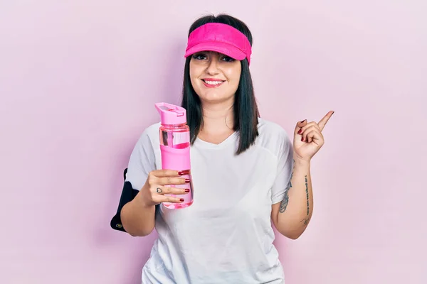 Jonge Spaanse Vrouw Draagt Sportkleding Drinken Fles Water Glimlachen Gelukkig — Stockfoto
