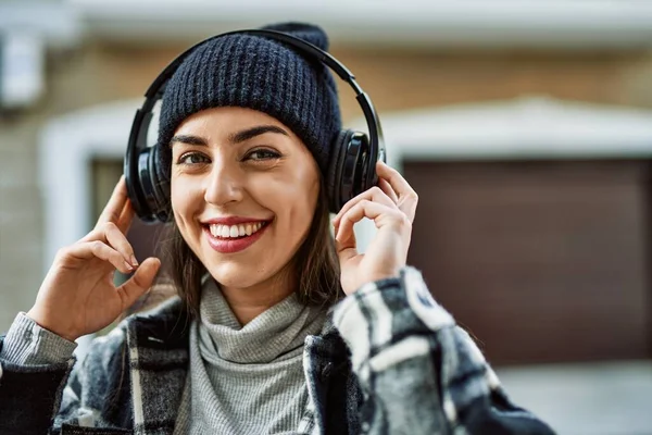 Νεαρή Ισπανίδα Χαμογελαστή Χαρούμενη Ακουστικά Στην Πόλη — Φωτογραφία Αρχείου
