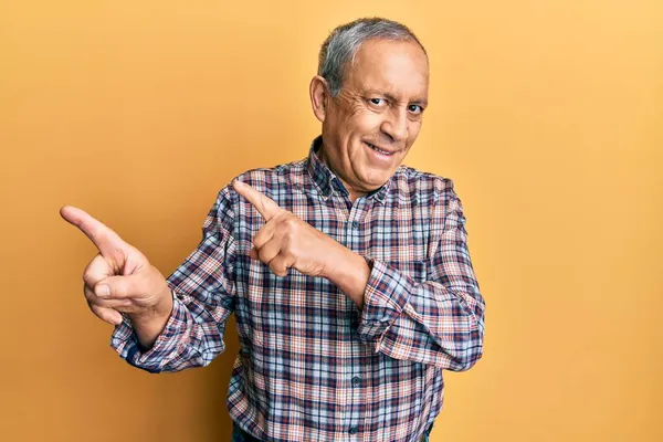 Bonito Homem Sênior Com Cabelos Grisalhos Vestindo Camisa Casual Sorrindo — Fotografia de Stock