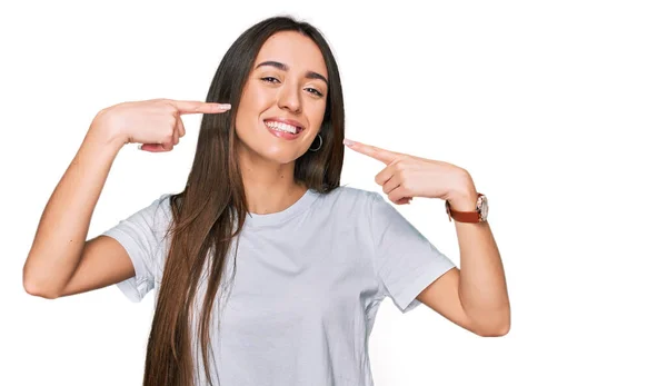 Menina Hispânica Jovem Vestindo Casual Shirt Branca Sorrindo Alegre Mostrando — Fotografia de Stock