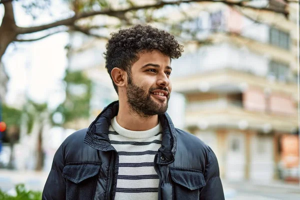Jovem Árabe Homem Sorrindo Livre Cidade — Fotografia de Stock