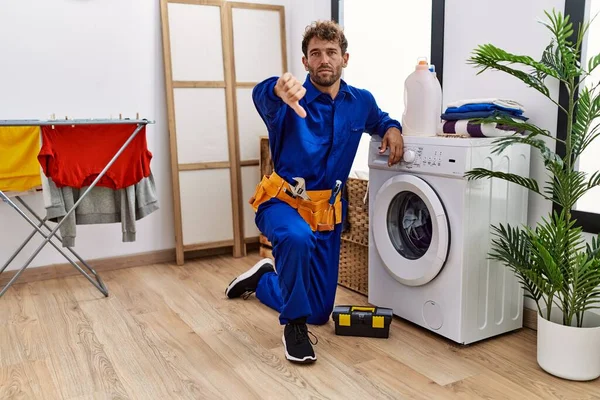 Jonge Spaanse Man Werkt Aan Een Wasmachine Met Boos Gezicht — Stockfoto