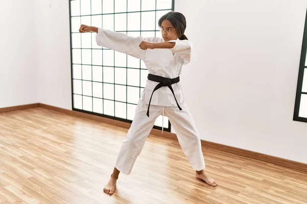 Afro Americano Ragazza Indossa Kimono Karate Formazione Centro Sportivo — Foto Stock