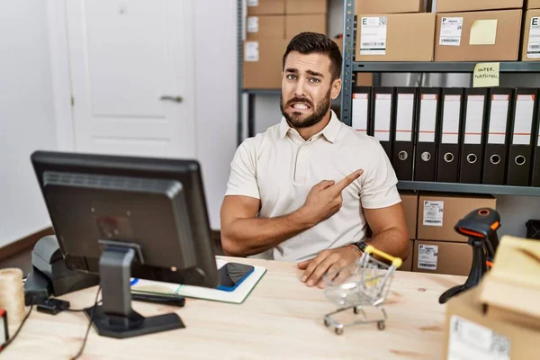 Handsome Hispanic Man Working Small Business Commerce Pointing Aside Worried — Stock Fotó
