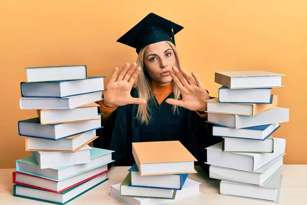 Joven Mujer Caucásica Vestida Con Bata Ceremonia Graduación Sentada Mesa — Foto de Stock