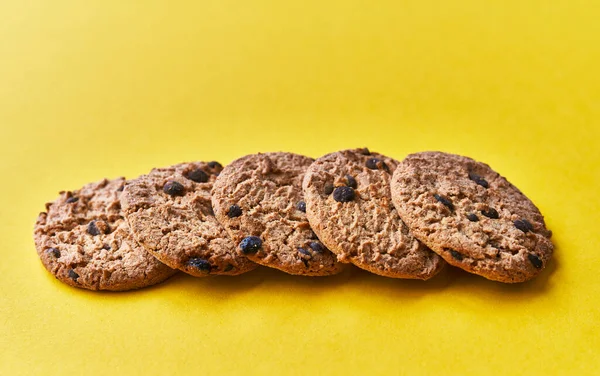 Deliciosos Biscoitos Chocolate Fundo Amarelo — Fotografia de Stock