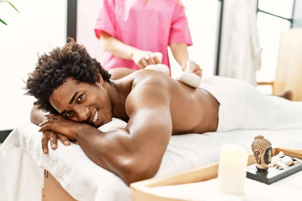 Ung Afrikansk Amerikansk Man Som Har Massage Med Thai Heta — Stockfoto