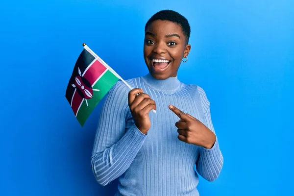 Young African American Woman Holding Kenya Flag Smiling Happy Pointing — Photo