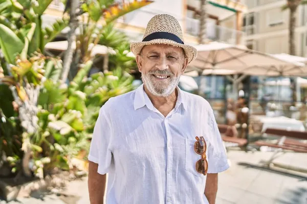 Senior Muž Usměvavý Sebevědomě Nosit Letní Klobouk Ulici — Stock fotografie