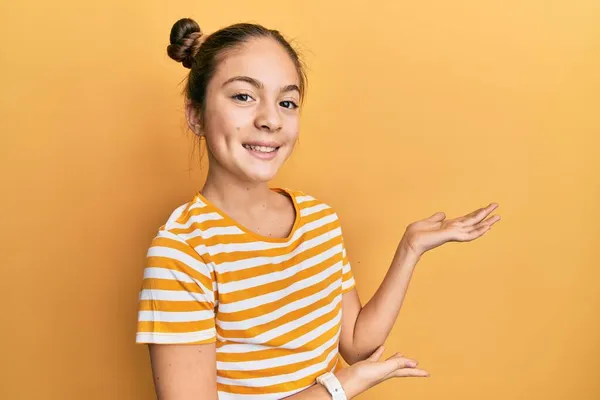 Beautiful Brunette Little Girl Wearing Casual Striped Shirt Inviting Enter — ストック写真