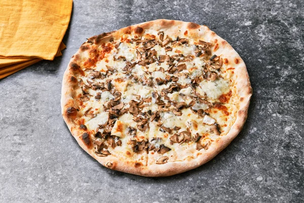 コンクリートの表面においしいキノコイタリアのピザ — ストック写真