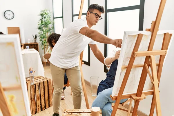 Professor Arte Com Expressão Séria Olhando Desenhar Estudante Pintura Estúdio — Fotografia de Stock