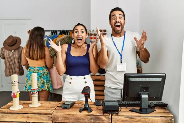 Perakende Satış Mağazasında Müdür Olarak Çalışan Bir Grup Spanyol Mutlu — Stok fotoğraf