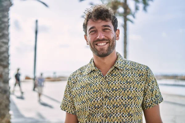 Jovem Hispânico Sorrindo Confiante Andando Beira Mar — Fotografia de Stock