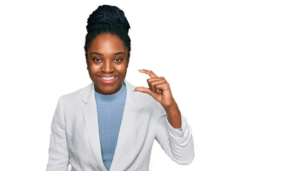 Junge Afrikanisch Amerikanische Frau Businesskleidung Lächelt Und Gestikuliert Selbstbewusst Mit — Stockfoto