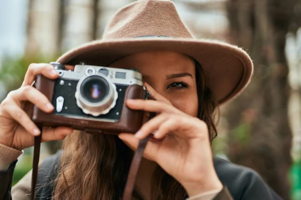 Νεαρή Ισπανίδα Τουρίστρια Χαμογελά Ευτυχισμένη Χρησιμοποιώντας Παλιά Κάμερα Στην Πόλη — Φωτογραφία Αρχείου