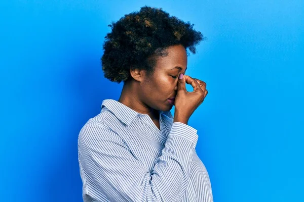 Mladá Afroameričanka Neformálním Oblečení Unavená Třením Nosu Očí Pociťuje Únavu — Stock fotografie