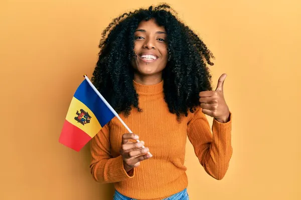 Africká Americká Žena Afro Vlasy Drží Moldavskou Vlajku Úsměvem Šťastný — Stock fotografie
