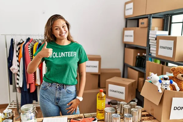 Bağış Standında Gönüllü Tişört Giyen Güzel Spanyol Kadın Elleriyle Mutlu — Stok fotoğraf