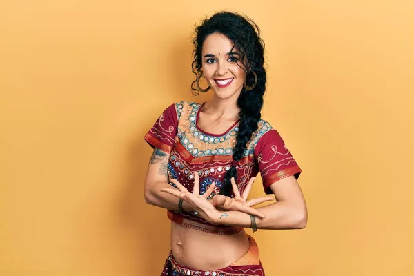 伝統的なベリーダンサーの衣装を着た若いインド人女性 身体と手でエキゾチックな東洋のダンスを踊る — ストック写真
