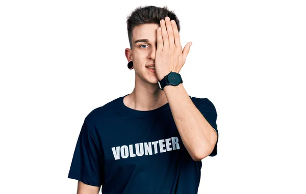 Jonge Blanke Jongen Met Oren Dilatatie Dragen Vrijwilliger Shirt Bedekken — Stockfoto