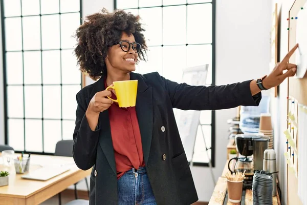 年轻的非洲裔美国女人微笑着 自信地在办公室喝咖啡 — 图库照片