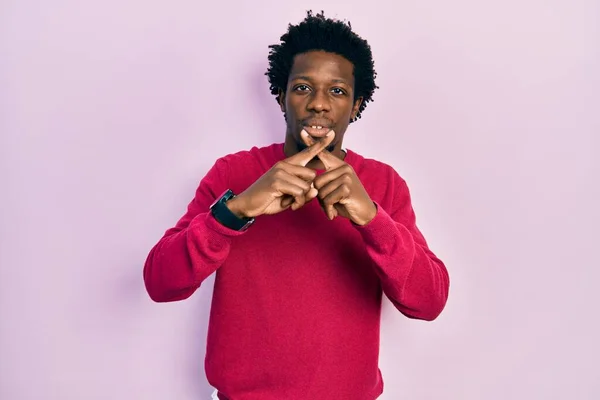 Joven Afroamericano Hombre Usando Casual Ropa Rechazo Expresión Cruzar Dedos —  Fotos de Stock
