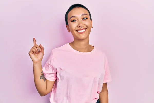 Hermosa Mujer Hispana Con Pelo Corto Que Lleva Una Camiseta —  Fotos de Stock