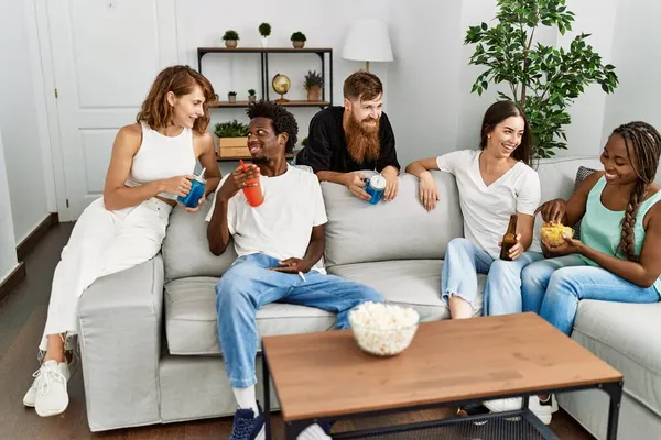 Groep Jonge Vrienden Die Thuis Bank Zitten Feesten — Stockfoto