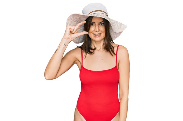 Beautiful Brunette Woman Wearing Swimsuit Summer Hat Smiling Confident Gesturing — Stock fotografie