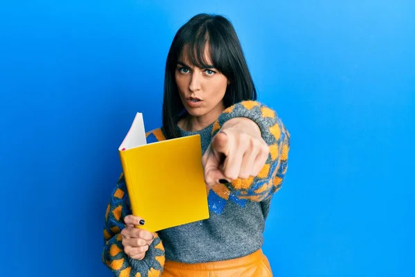 Joven Mujer Hispana Leyendo Libro Señalando Con Dedo Cámara Gesto — Foto de Stock