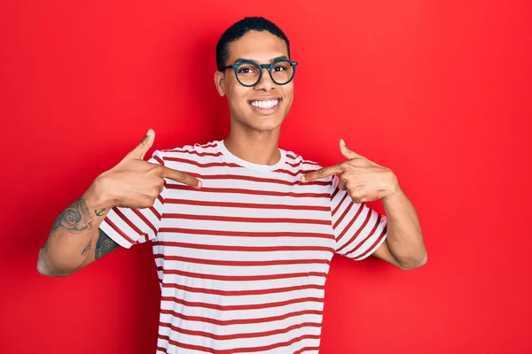 Mladý Africký Američan Nosí Ležérní Oblečení Brýle Vypadá Sebevědomě Úsměvem — Stock fotografie