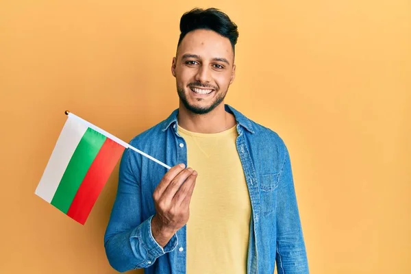 Hombre Árabe Joven Sosteniendo Bandera Bulgara Mirando Positiva Feliz Pie —  Fotos de Stock