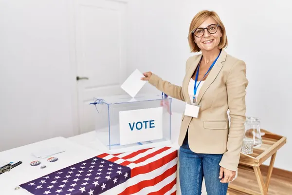 Středního Věku Blondýny Žena Usmívá Sebevědomě Uvedení Hlasování Boxu Volební — Stock fotografie