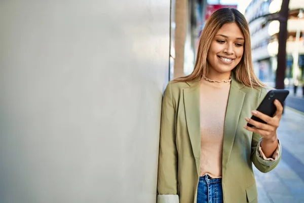 Νεαρή Λατίνα Γυναίκα Χαμογελά Αυτοπεποίθηση Χρησιμοποιώντας Smartphone Στο Δρόμο — Φωτογραφία Αρχείου